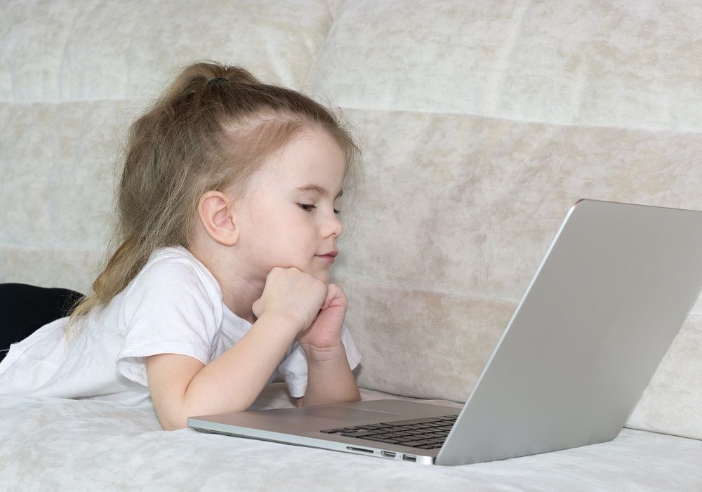 Klein meisje voor een computer