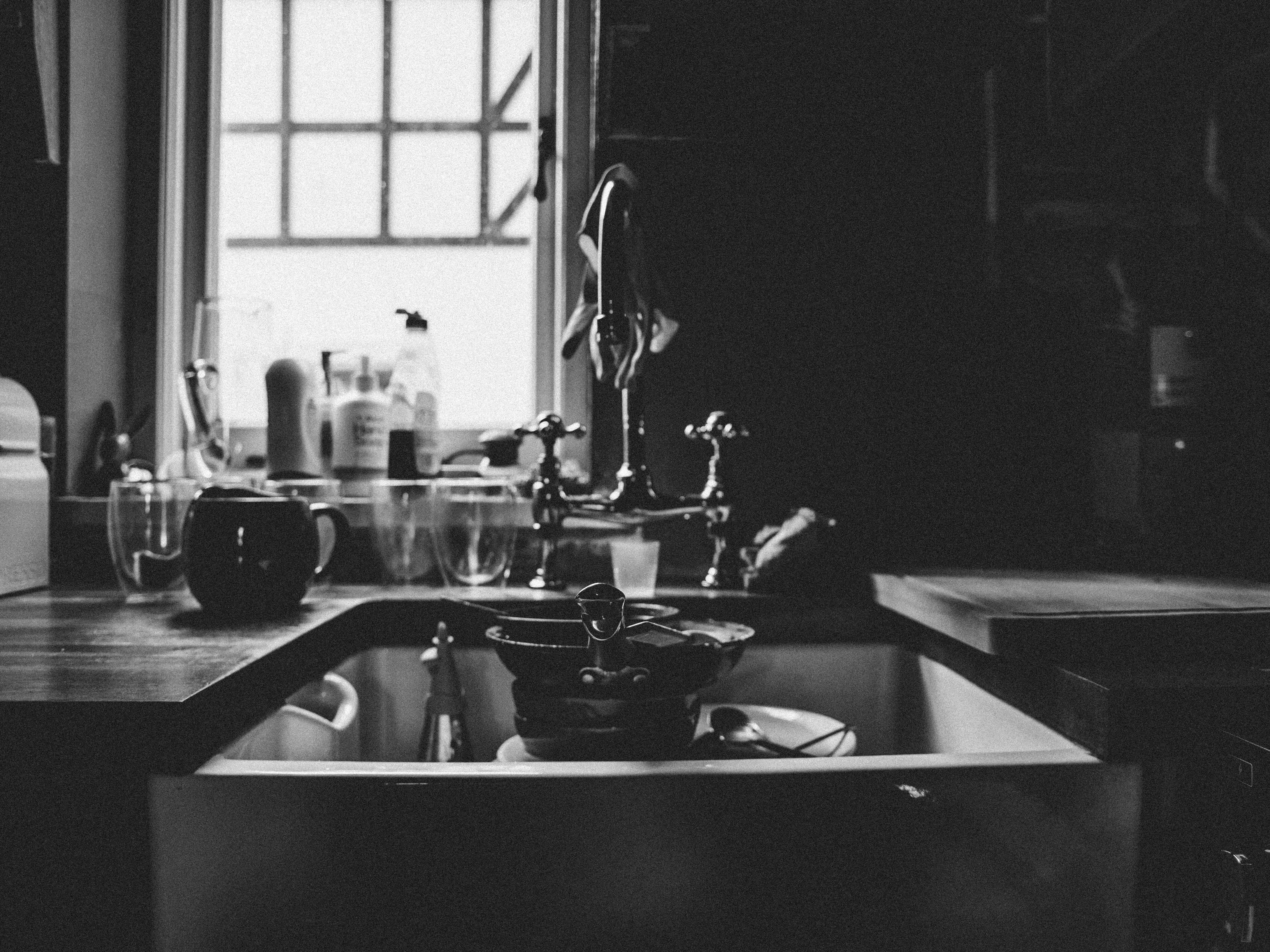 oude keuken in zwart en wit, roestvrij stalen keukengereien