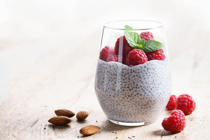 Dessert sain à la fraise avec une touche nutritive de graines de chia Dessert à la fraise avec graines de chia